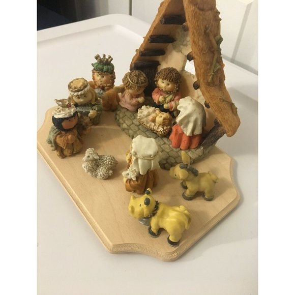 11 Piece Ceramic Christmas Nativity Scene w/Wood Crèche - Picture 5 of 12